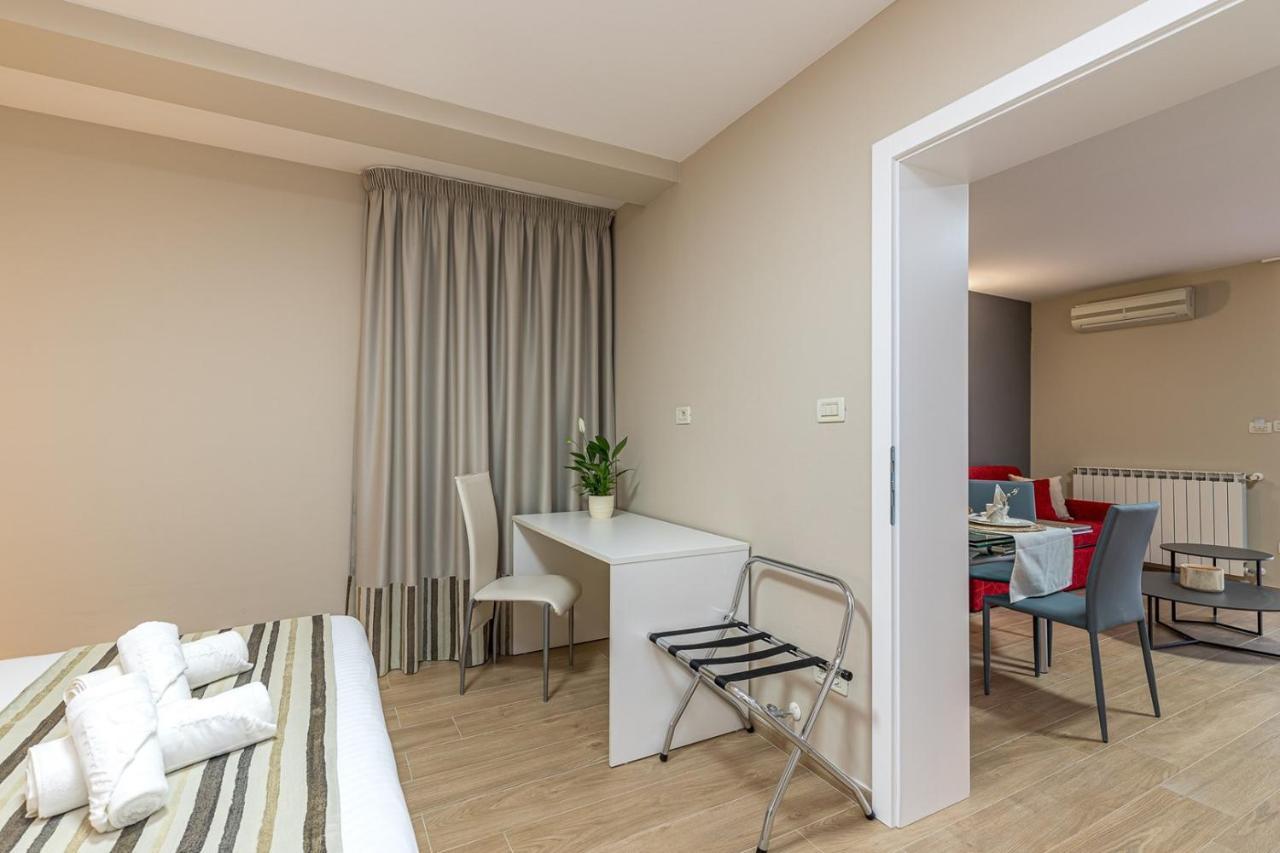 Apartment Complex Irena With Pool โปเรช ภายนอก รูปภาพ