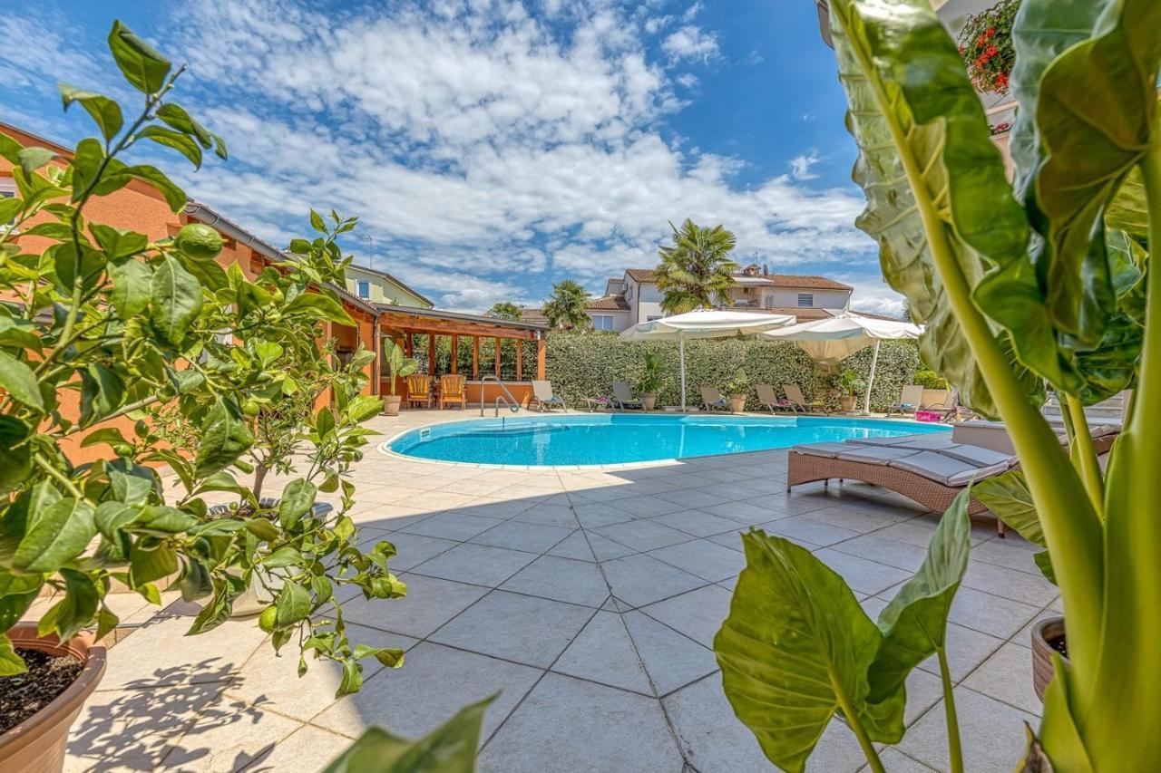 Apartment Complex Irena With Pool โปเรช ภายนอก รูปภาพ